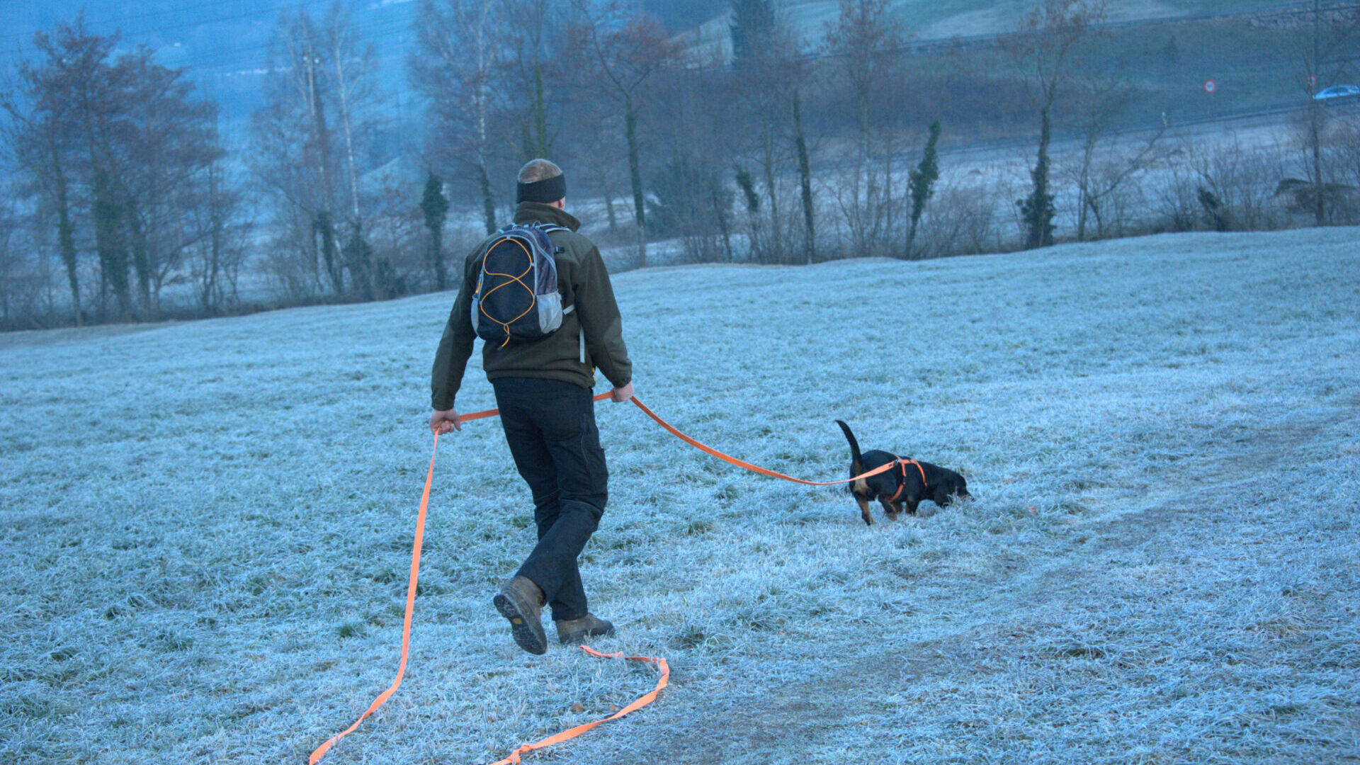 Nachsuchenführer mit Hund beim Training.