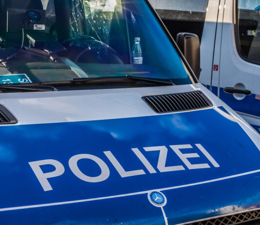 Auto-Diebstahl in München - Verdächtiger schmeißt Fenster mit Stein ein