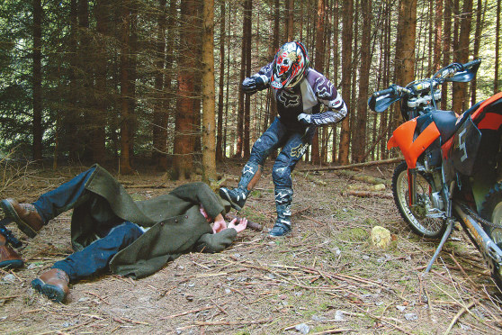 Motocrossfahrer gegen Jäger