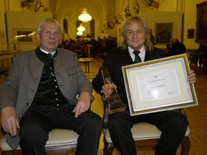 DJZ-Karikaturist Haralds Klavinius (rechts) mit seinem Laudator und BJV-Präsidiumsmitglied Jürgen Weißmann