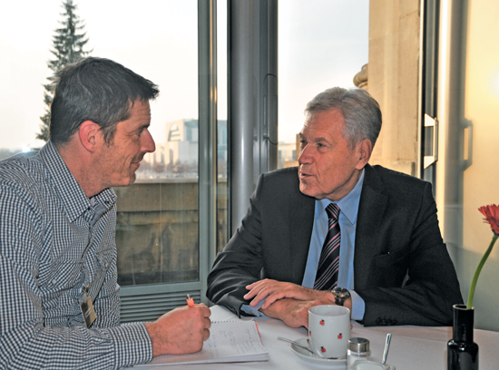 Interview im Reichstag: Michael Glos steht der DJZ Rede und Antwort. (Foto: Hans Jörg Nagel)