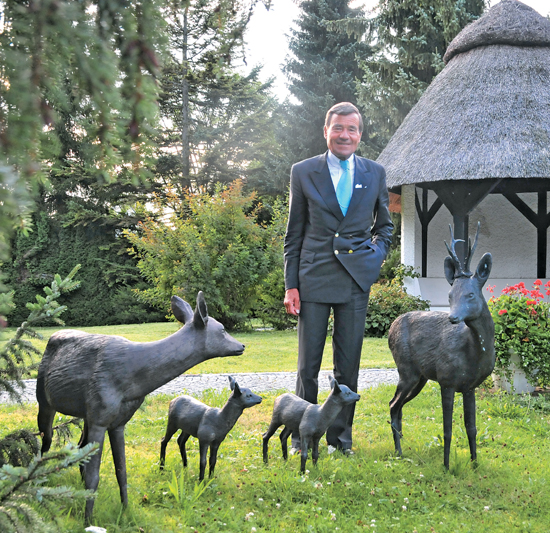 Wald und Wild sind Wolfgang Grupp wichtig. Die „Rehfamilie“ steht im Garten des Unternehmers. (Foto: Hans Jörg Nagel)